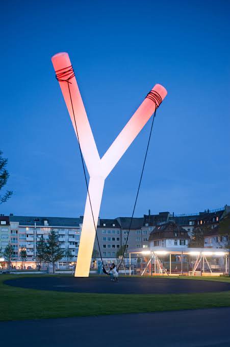 Public park path with a clear view of the Y installation in Hardaupark.