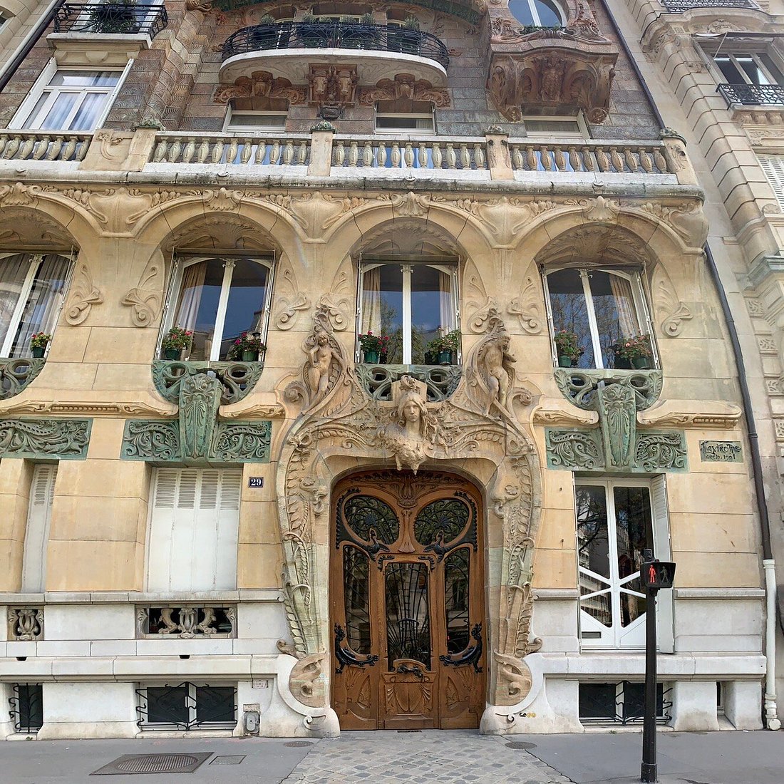 Public pavement facing the Lavirotte building, 29 avenue Rapp, 75007 Paris. Leave room for residents and pedestrians.