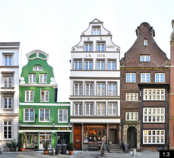 Public pavement on Deichstrasse beside its historic merchant houses, away from restaurant doorways.