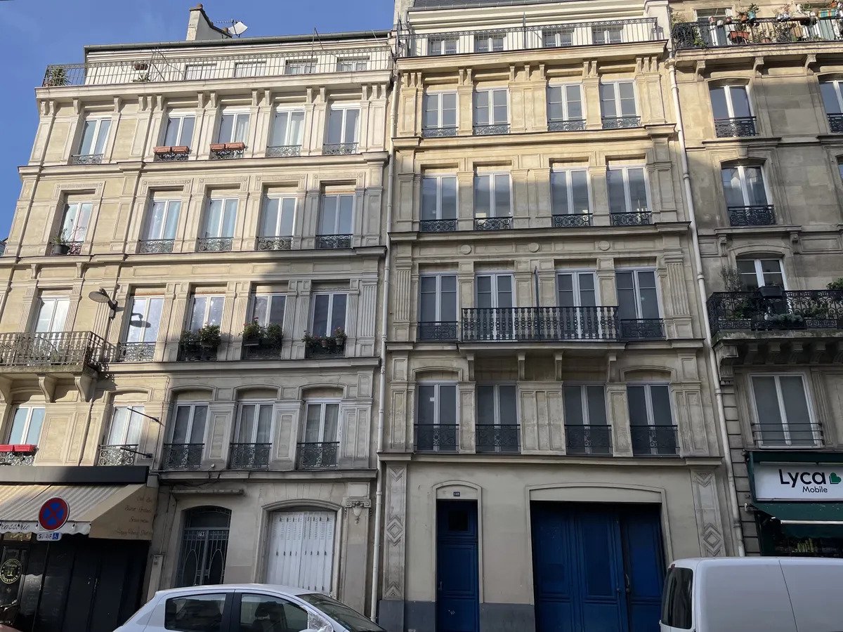 Public pavement facing 145 rue La Fayette, 75010 Paris. Choose a clear spot with a view of the upper windows, without blocking doorways or pedestrian traffic.