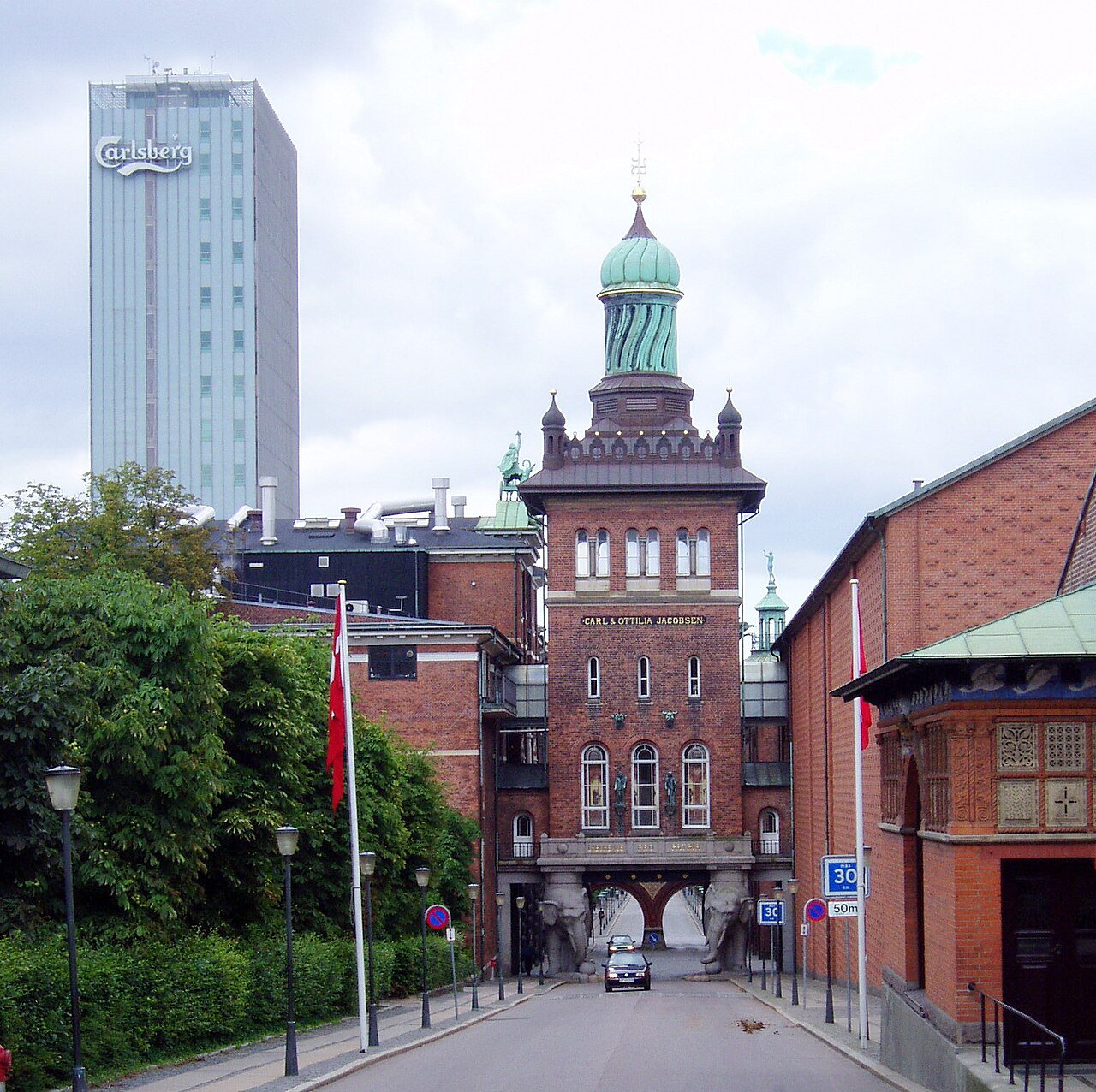 Public pedestrian space beside Elephant Gate on Ny Carlsberg Vej, near Bryggernes Plads, outside the vehicle route.