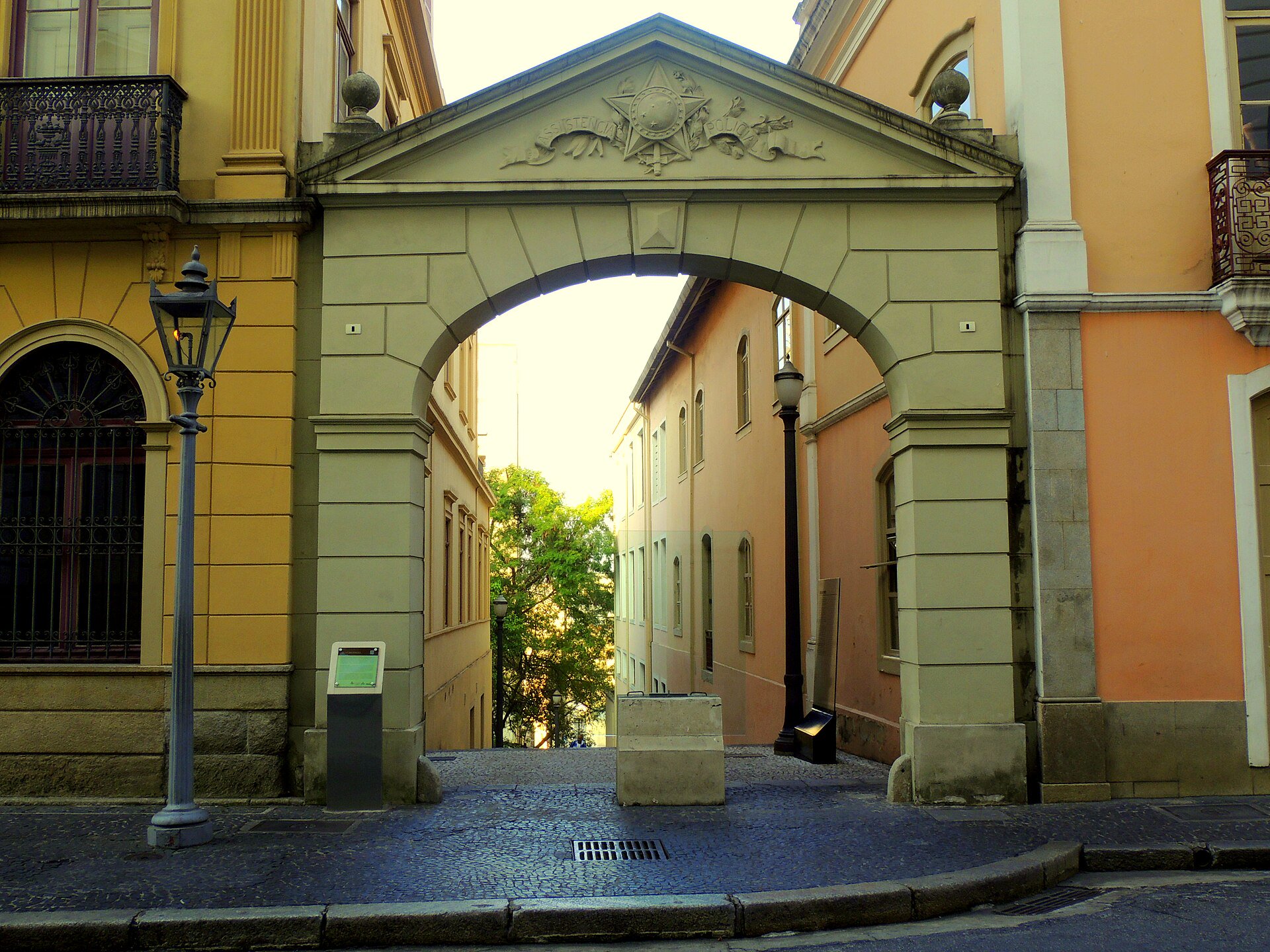Upper public visitor entrance of Beco do Pinto, Rua Roberto Simonsen 136, during the museum site’s opening hours.