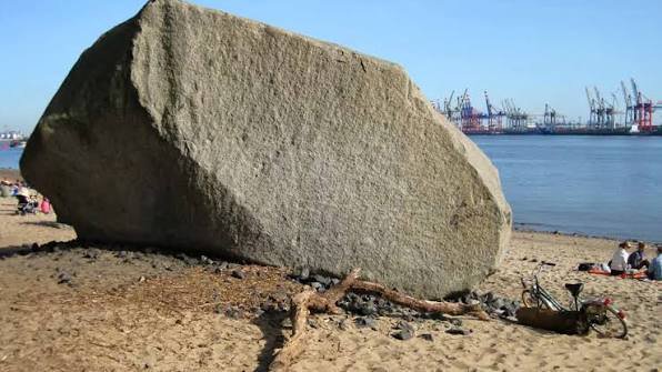 Public riverside path at Hans-Leip-Ufer with a view of the Alter Schwede boulder, above the waterline.