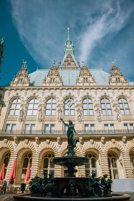 Public courtyard of Hamburg Rathaus, beside the fountain and clear of the circulation route.