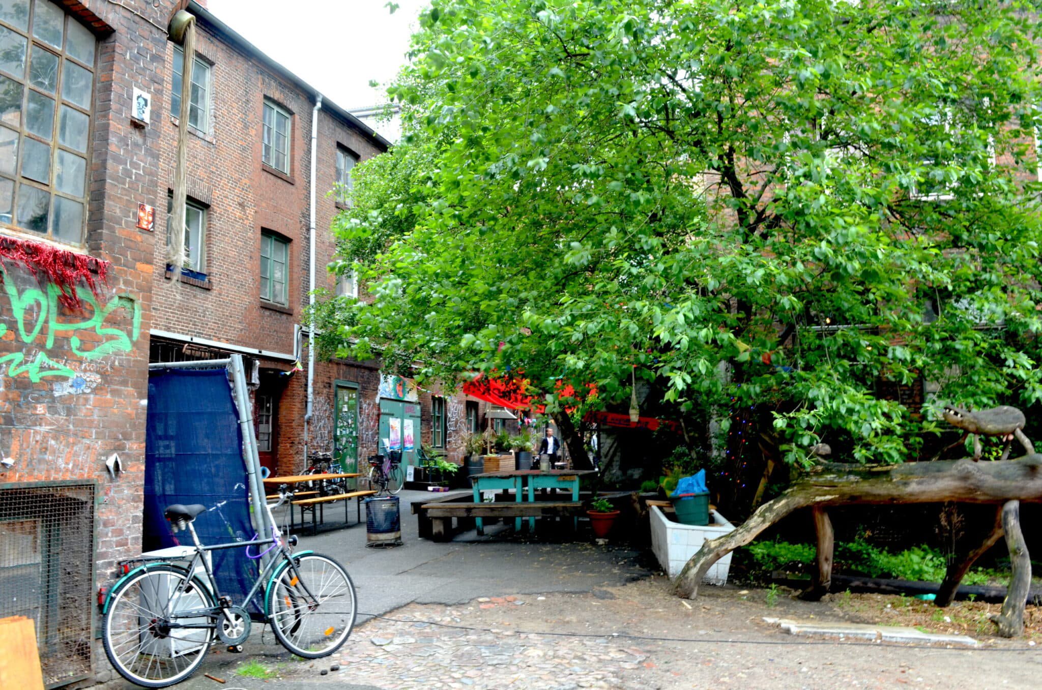 Public pavement on Valentinskamp at the Gängeviertel entrance, outside residential and workshop doors.