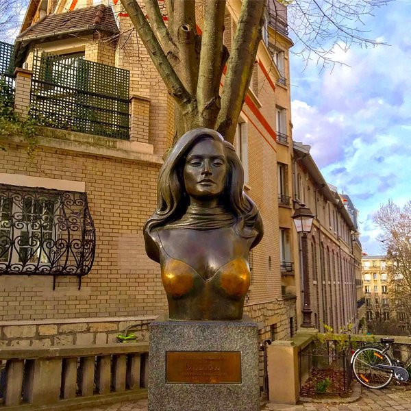 Public pavement beside the Dalida bust at the junction of rue Girardon and rue de l’Abreuvoir, 75018 Paris. Stay out of the carriageway.