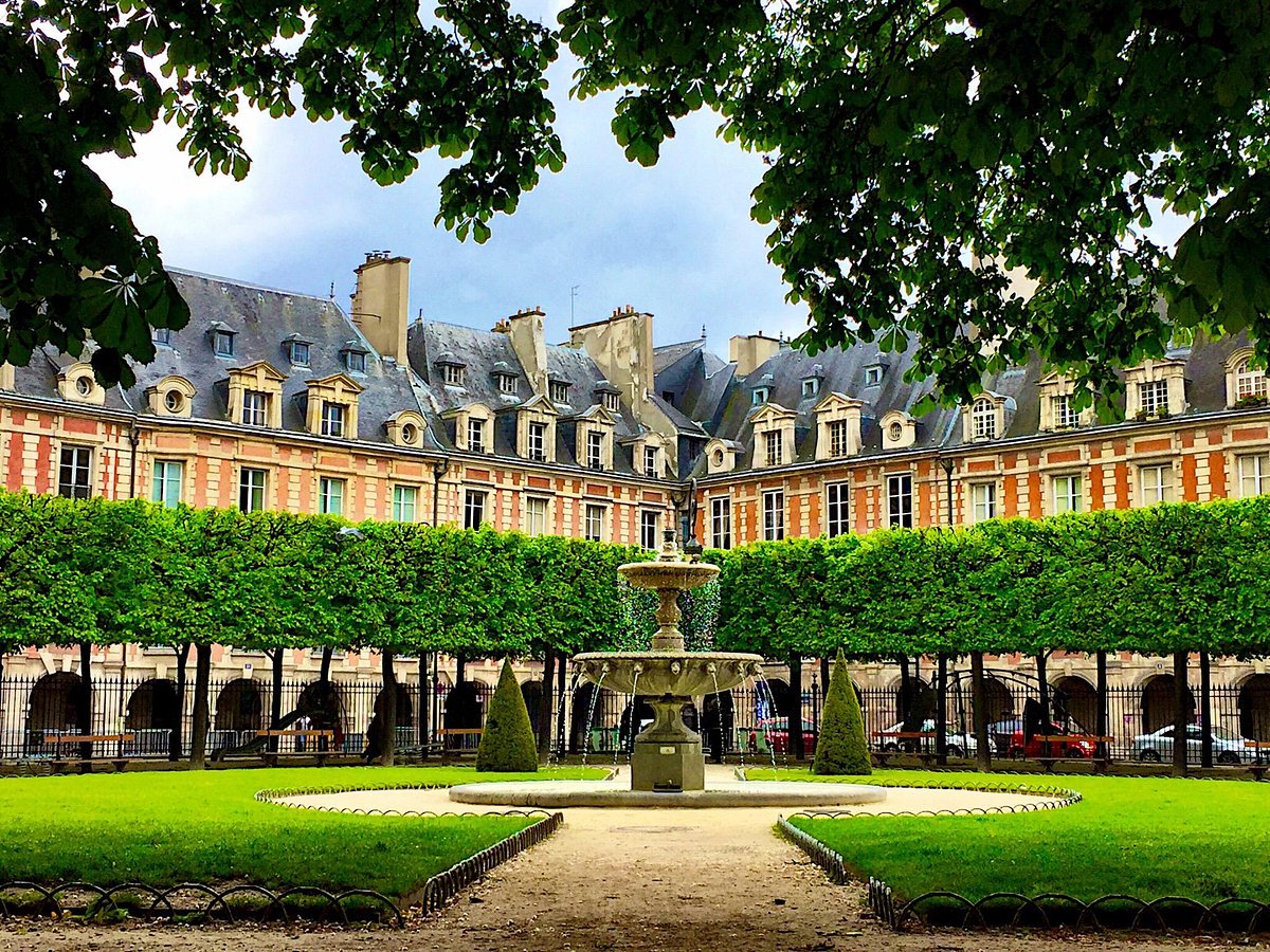 Public arcades around Place des Vosges, 75004 Paris. Keep doorways and the pedestrian route clear.