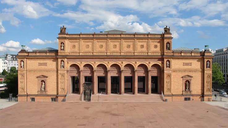 Public outdoor approach to the Galerie der Gegenwart at the Hamburger Kunsthalle, with a view toward the older museum buildings.