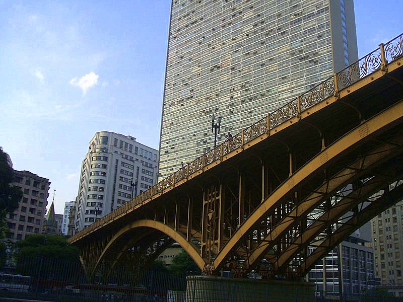 Open pedestrian approach to Viaduto Santa Ifigênia at Largo São Bento, away from the centre of the walking route.