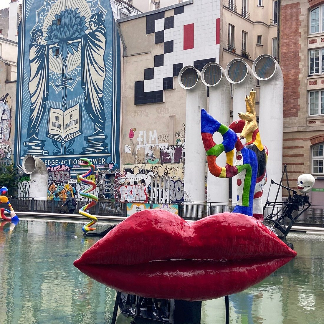 Public pedestrian space beside the Fontaine Stravinsky basin, place Igor-Stravinsky, 75004 Paris. Stay outside the basin and any barriers.
