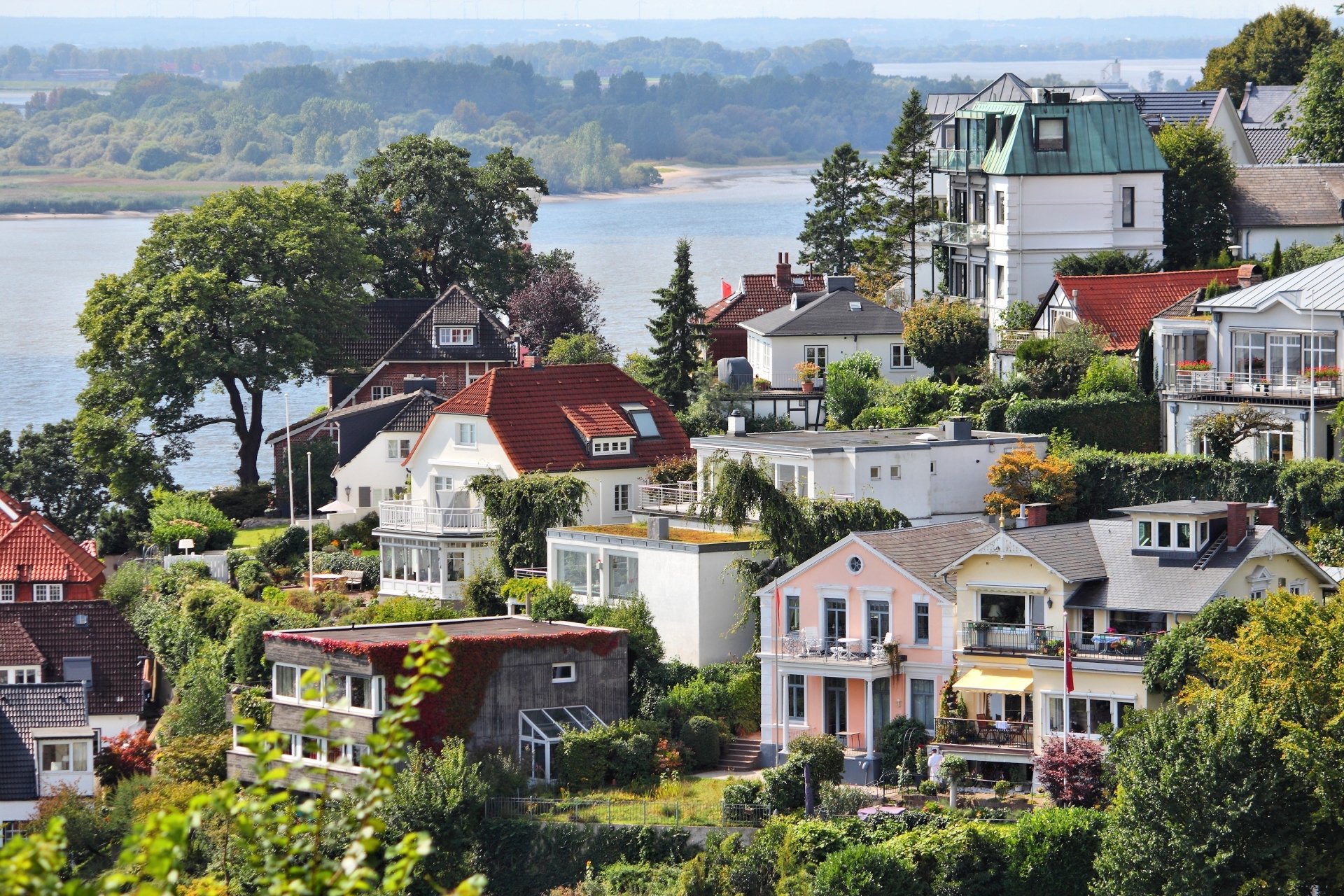 Public landing on Möllers Treppe in Blankenese, leaving the stairway and house entrances clear.