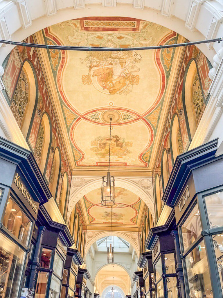 Public passage between Alsterarkaden and Neuer Wall, beneath the decorated ceiling without blocking shops.