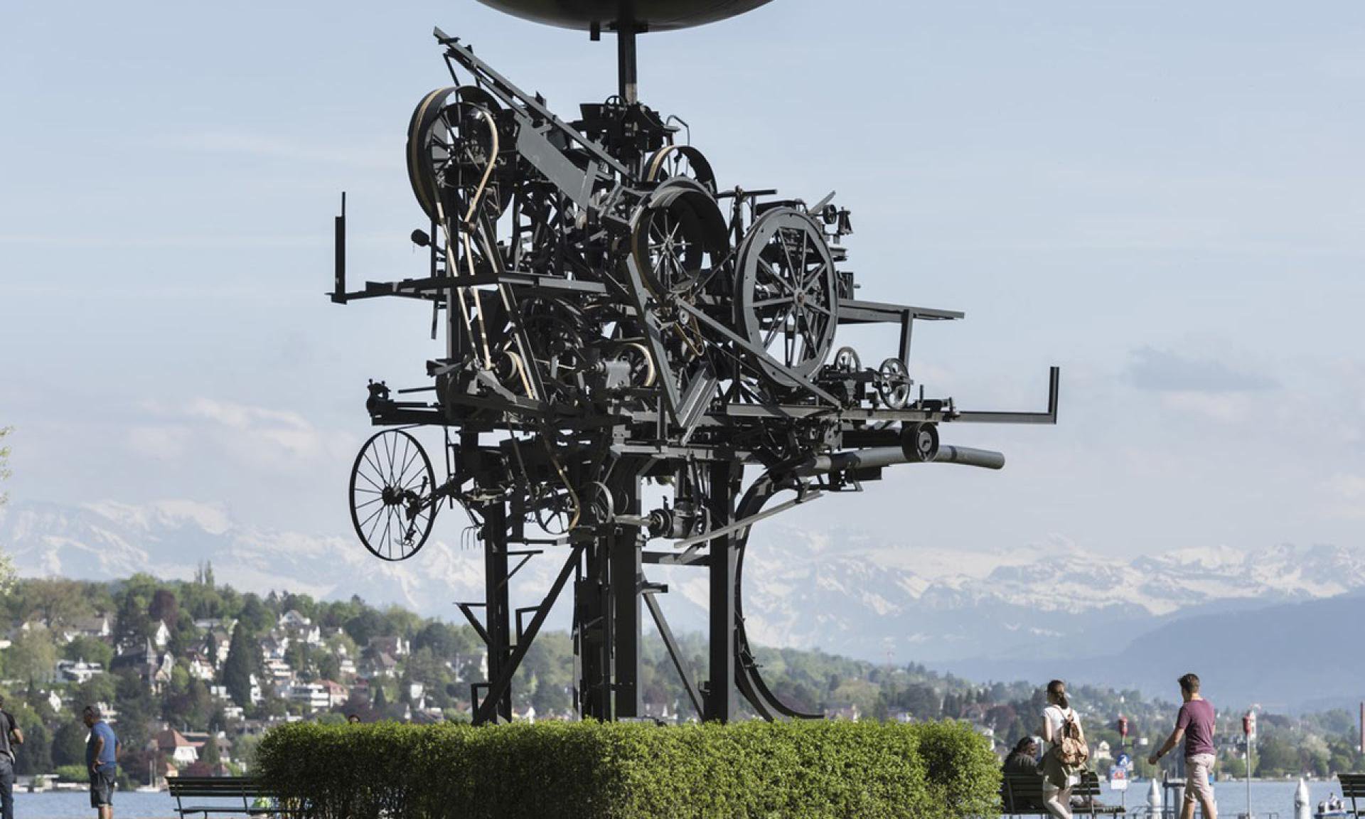 Public path facing Heureka at Zürichhorn, outside any barrier around the sculpture.