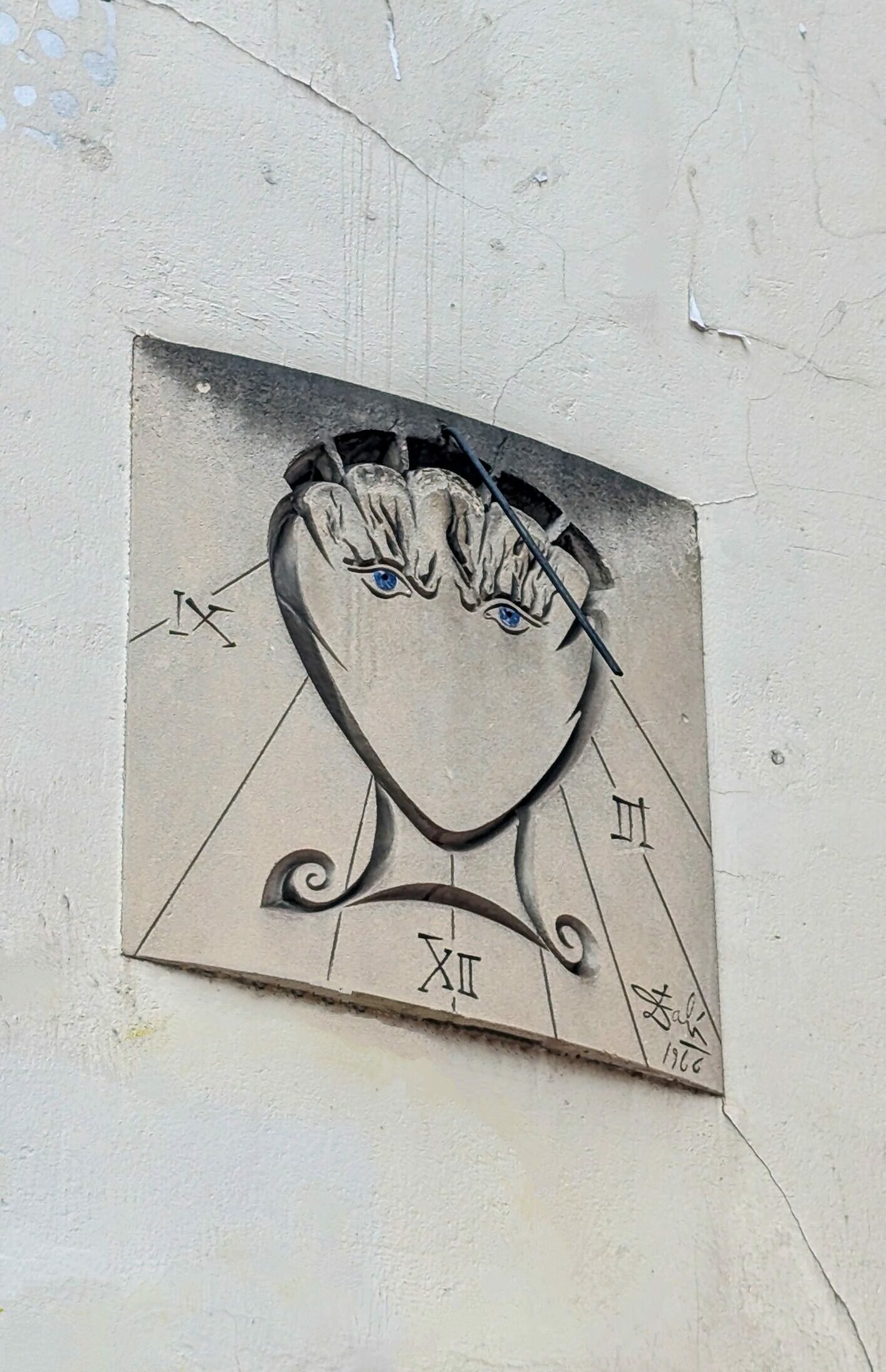 Public pavement on rue Saint-Jacques, facing the sundial on the side façade at 27–29 rue Saint-Jacques, 75005 Paris. Keep doorways clear.
