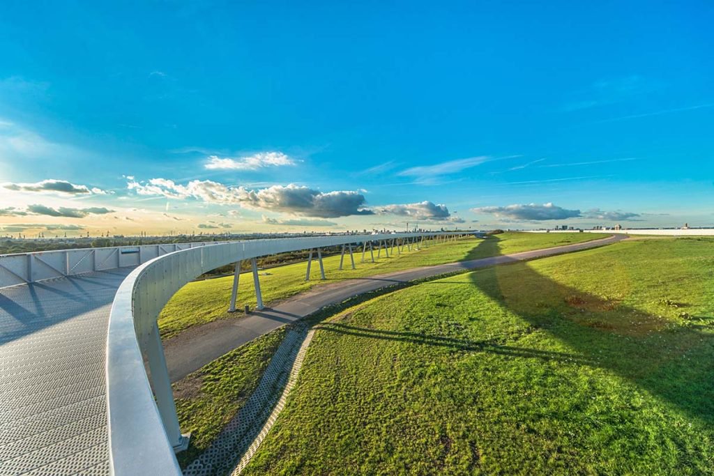 Authorised public Horizontweg viewing route at Energieberg Georgswerder, reached through its visitor entrance.