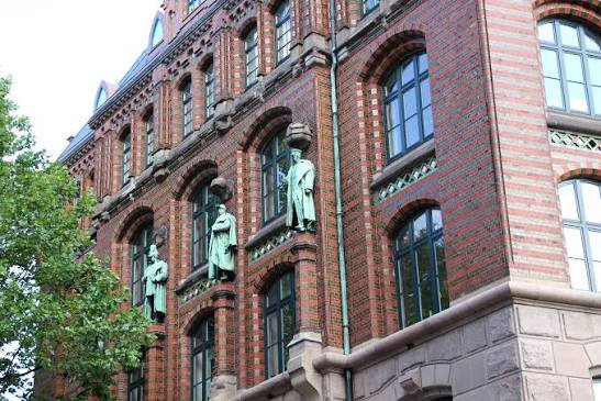 Public pavement beside Trostbrücke, facing the central gable of Laeiszhof at Trostbrücke 1.