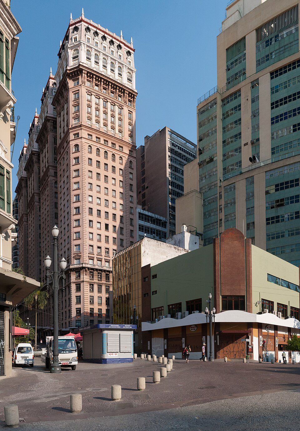 Public pedestrian space on Avenida São João facing Edifício Martinelli, outside its entrances and away from road traffic.