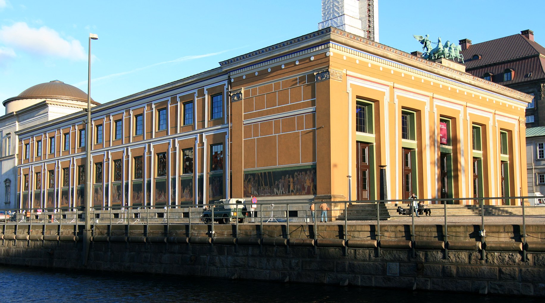 Public pavement along Thorvaldsens Museum’s exterior frieze near Bertel Thorvaldsens Plads, away from the carriageway.