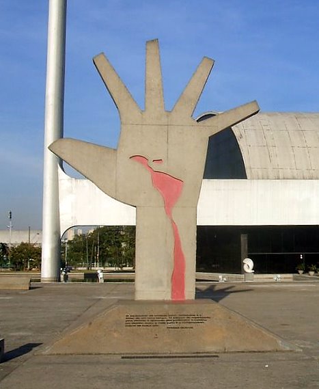 Authorised public paving facing the palm of the Mão sculpture in the Memorial da América Latina’s Praça Cívica.