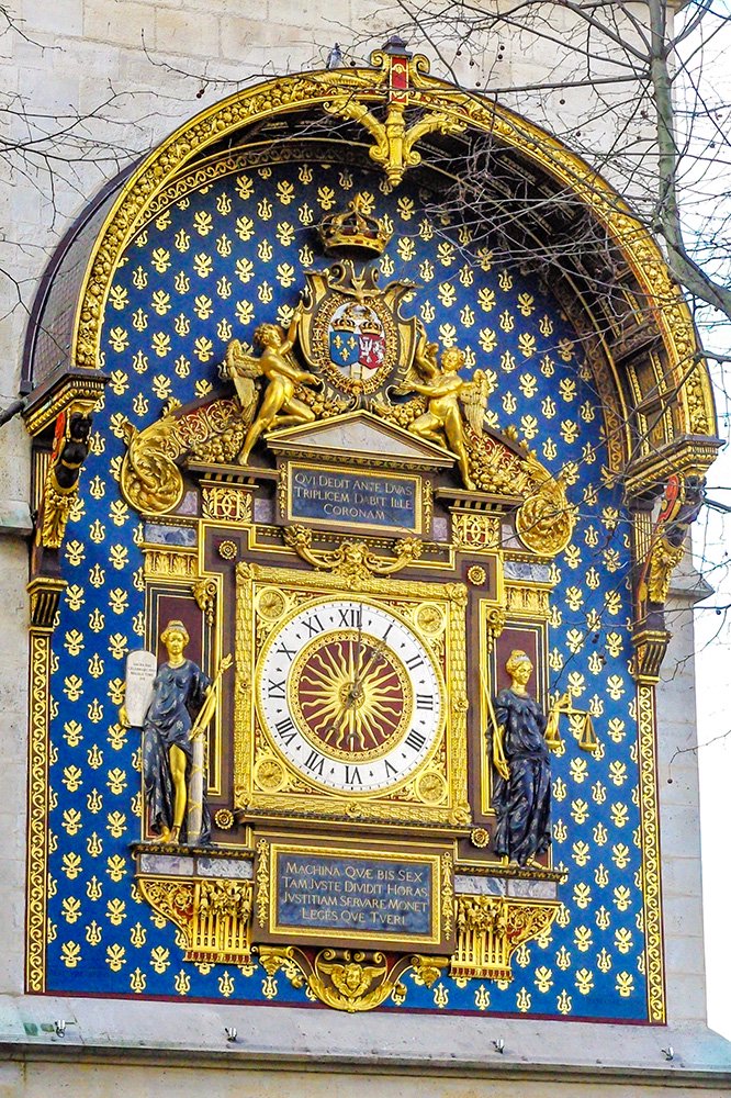 Public pavement at the corner of boulevard du Palais and quai de l’Horloge, facing the Conciergerie clock, 75001 Paris. Stay back from the crossing.