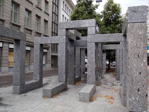 Public pedestrian space beside Max Bill’s Pavillon-Skulptur on Bahnhofstrasse.