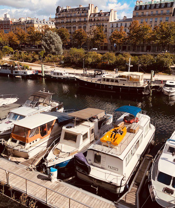 Public path in the Jardin du Port de l’Arsenal, accessed from boulevard de la Bastille, 75012 Paris. Remain outside private pontoons.