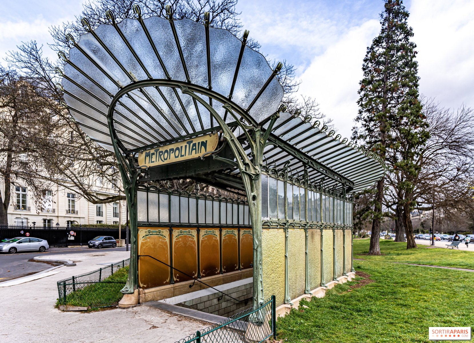 Public pavement beside the covered Guimard entrance at Porte Dauphine, on avenue Foch opposite no. 90, 75016 Paris. Stay at street level and outside the flow of passengers.