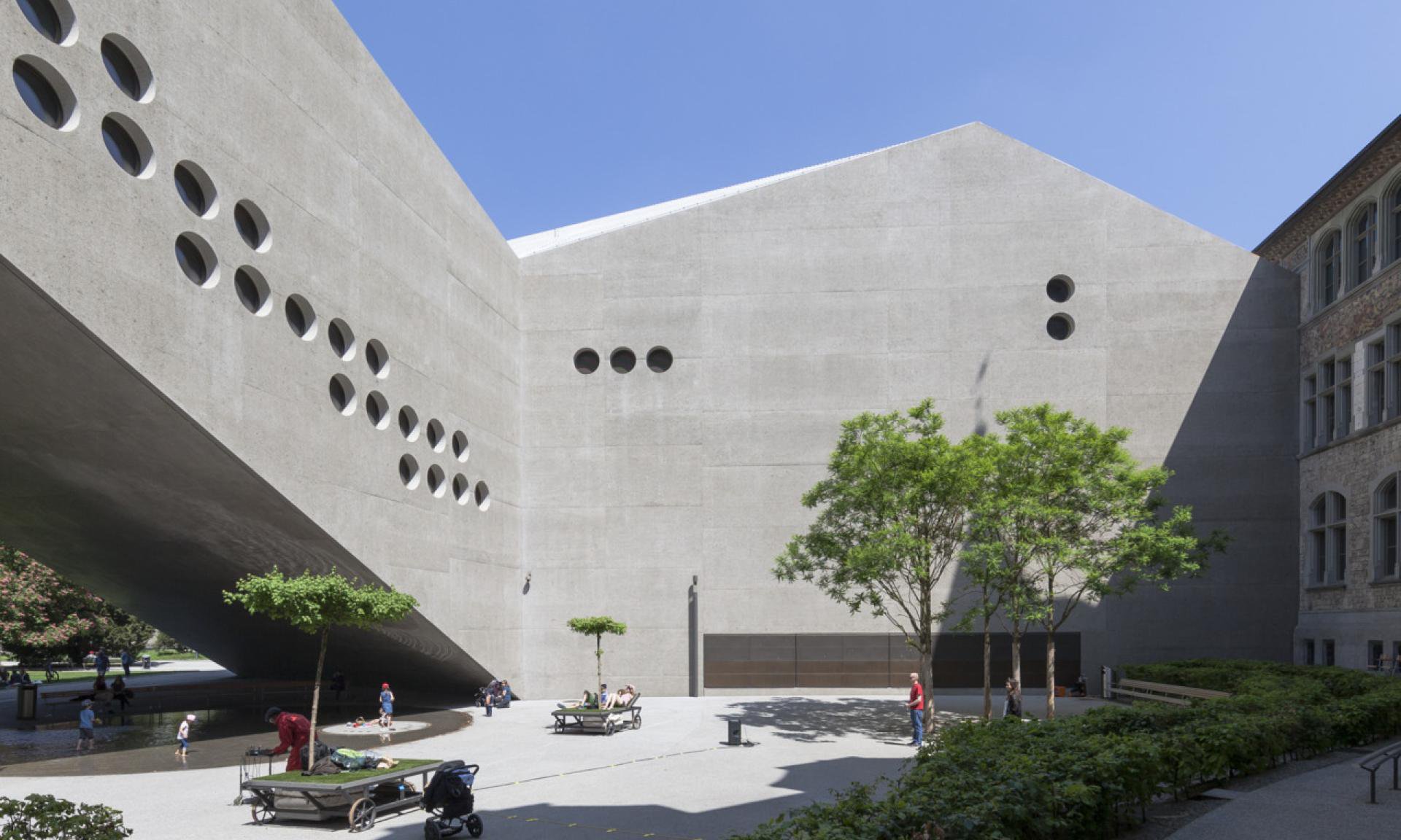 Public courtyard or park-side viewpoint showing the historic Landesmuseum and modern extension, Museumstrasse 2.