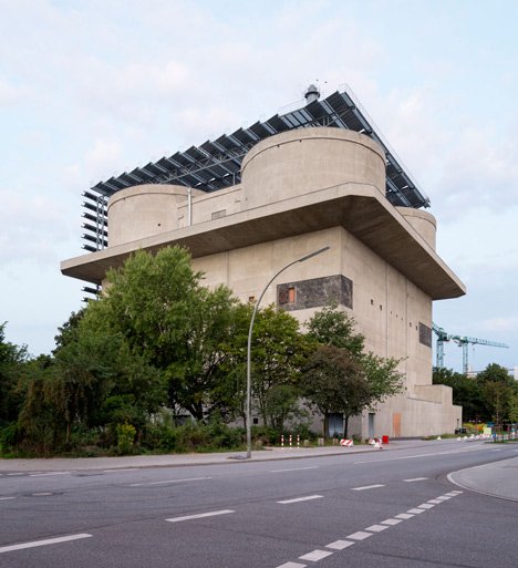 Public pavement at Neuhöfer Straße 7, facing the Energiebunker’s exterior and solar installation.