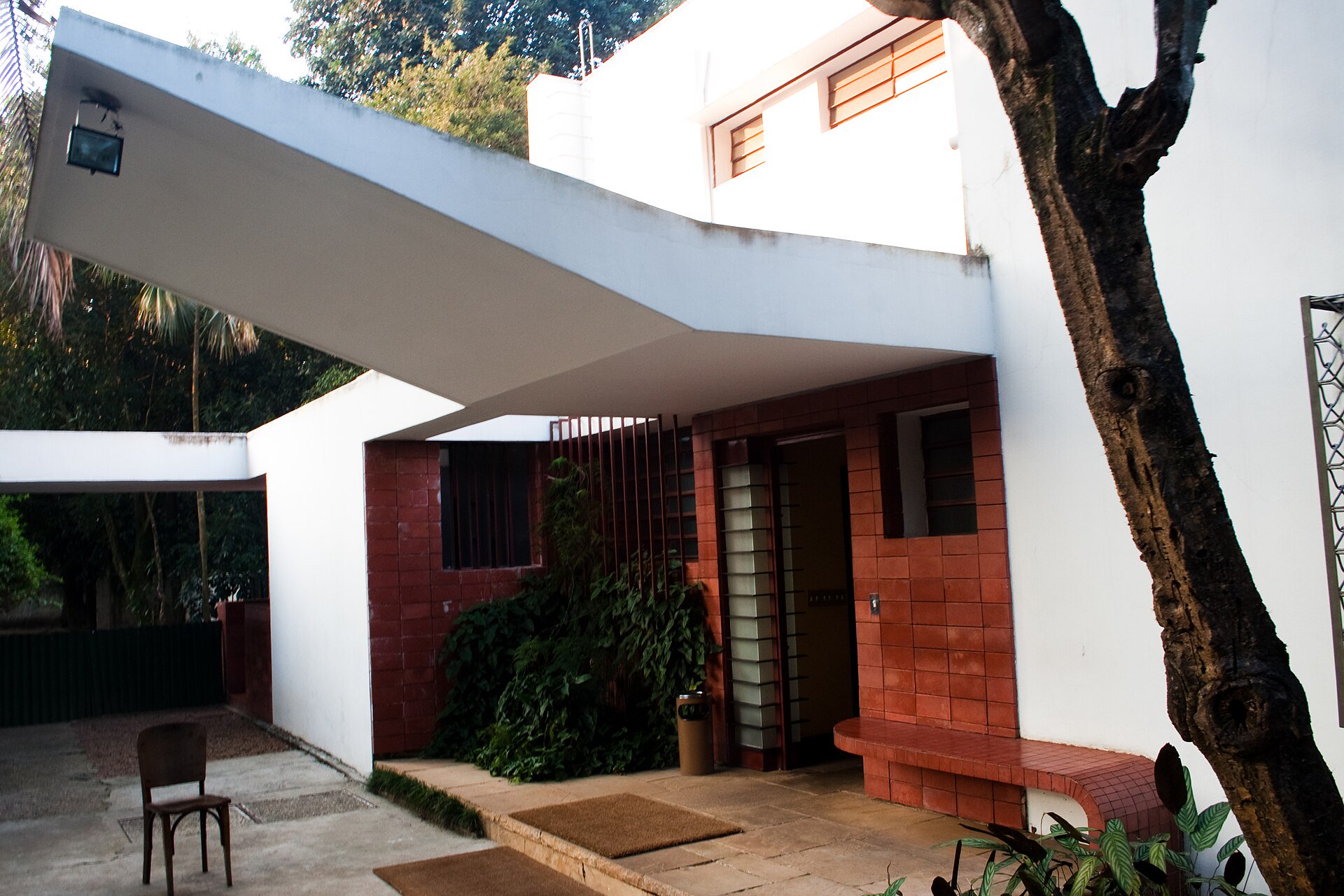 Authorised public garden path facing Casa Modernista, Rua Santa Cruz 325, during visitor opening hours.