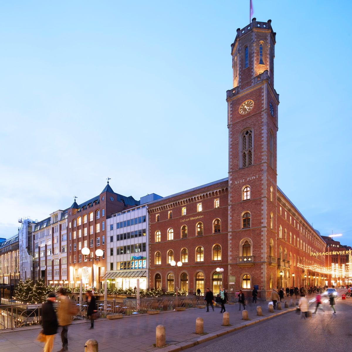 Public pavement at Poststraße and Große Bleichen, with a view of the Alte Post clock tower.