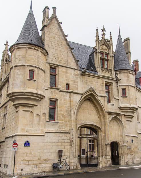 Public pavement on rue du Figuier facing the entrance-side gable of Hôtel de Sens, 75004 Paris. Keep the library entrance clear.