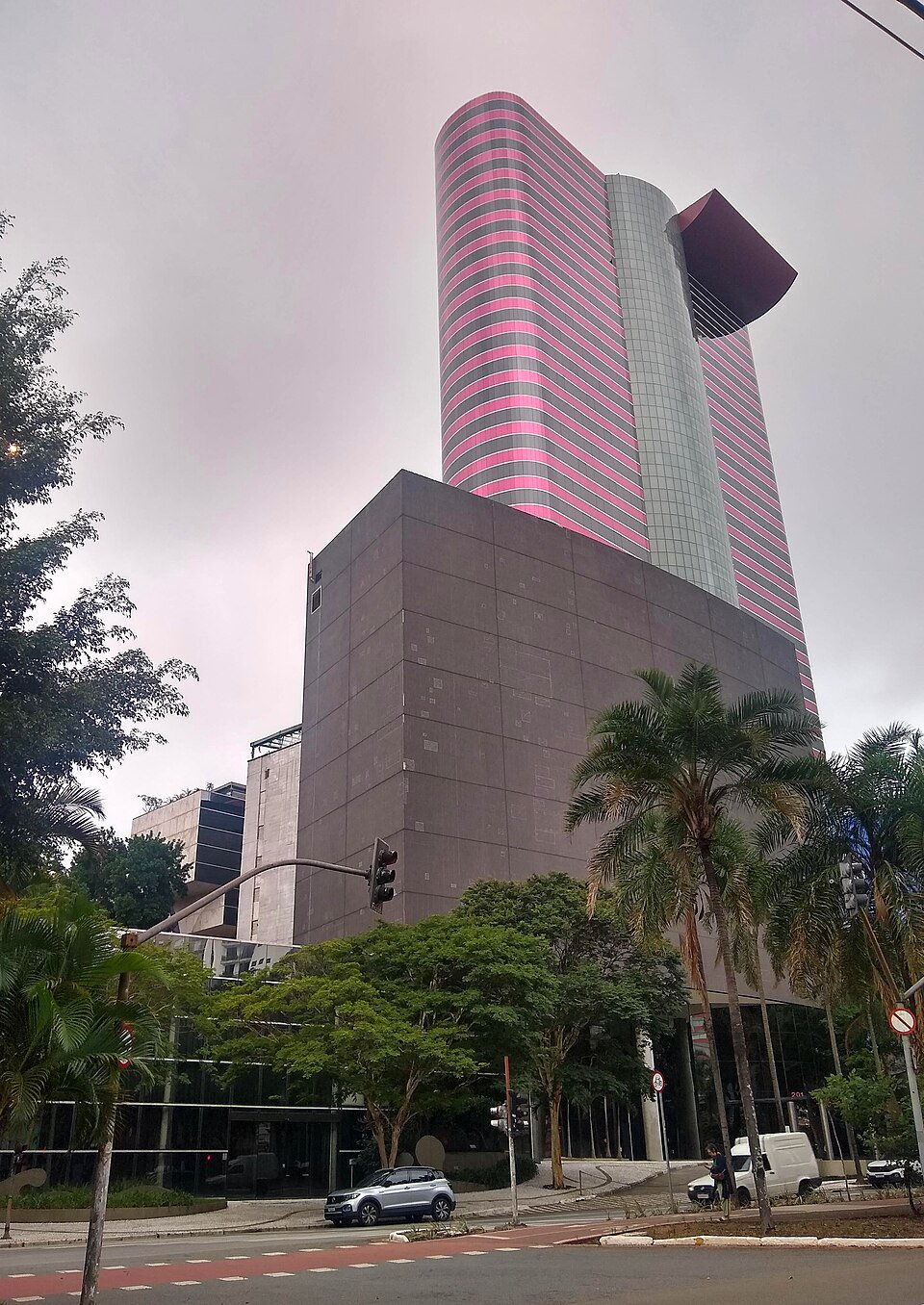 Public pavement outside Instituto Tomie Ohtake, Rua Coropés 88, with a view of the curved exterior volumes and clear of the entrance.