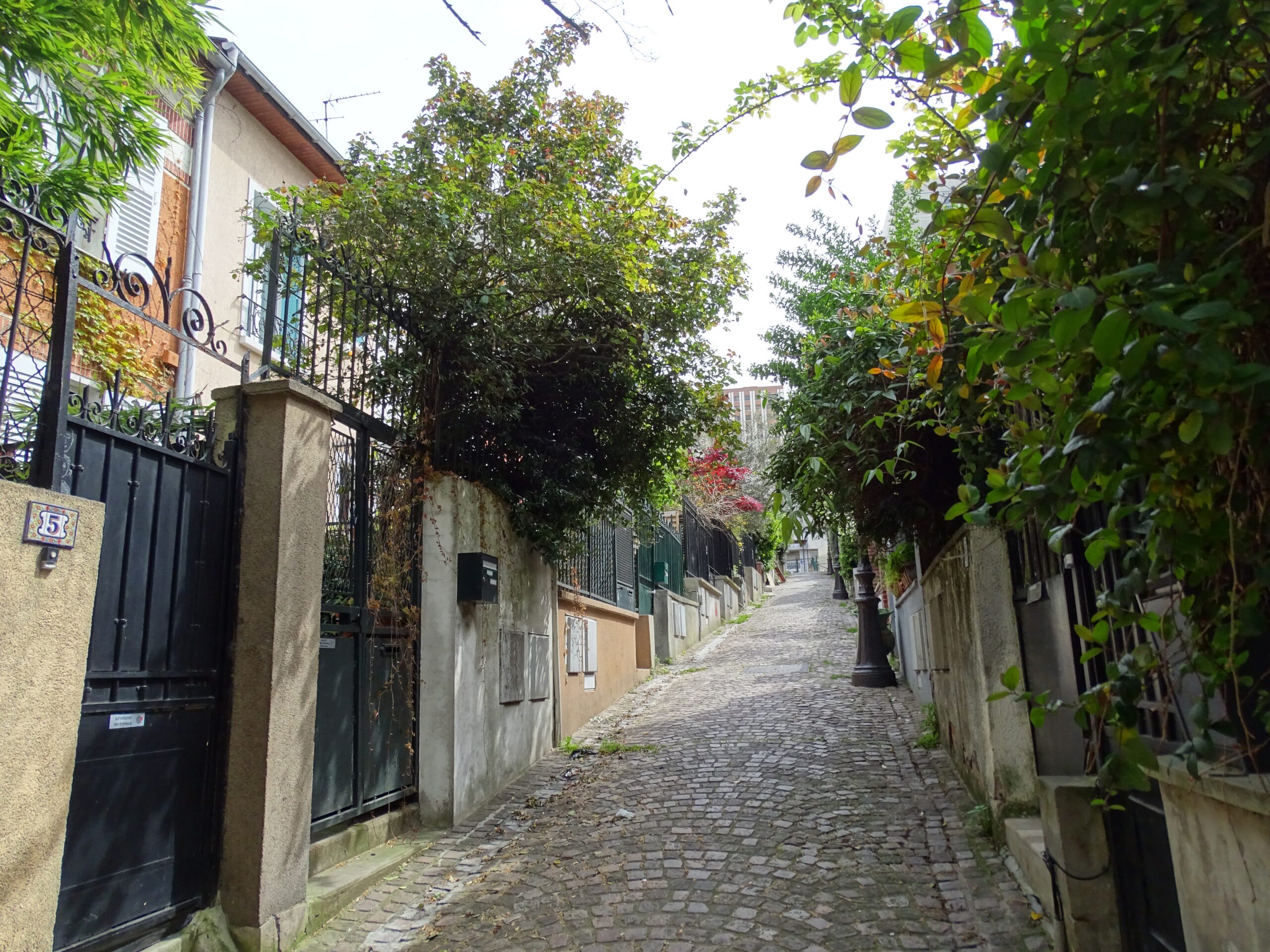 Public pedestrian lane Villa des Lilas, approached from rue de Mouzaïa, 75019 Paris. Stay on the lane, outside residential gates and gardens.
