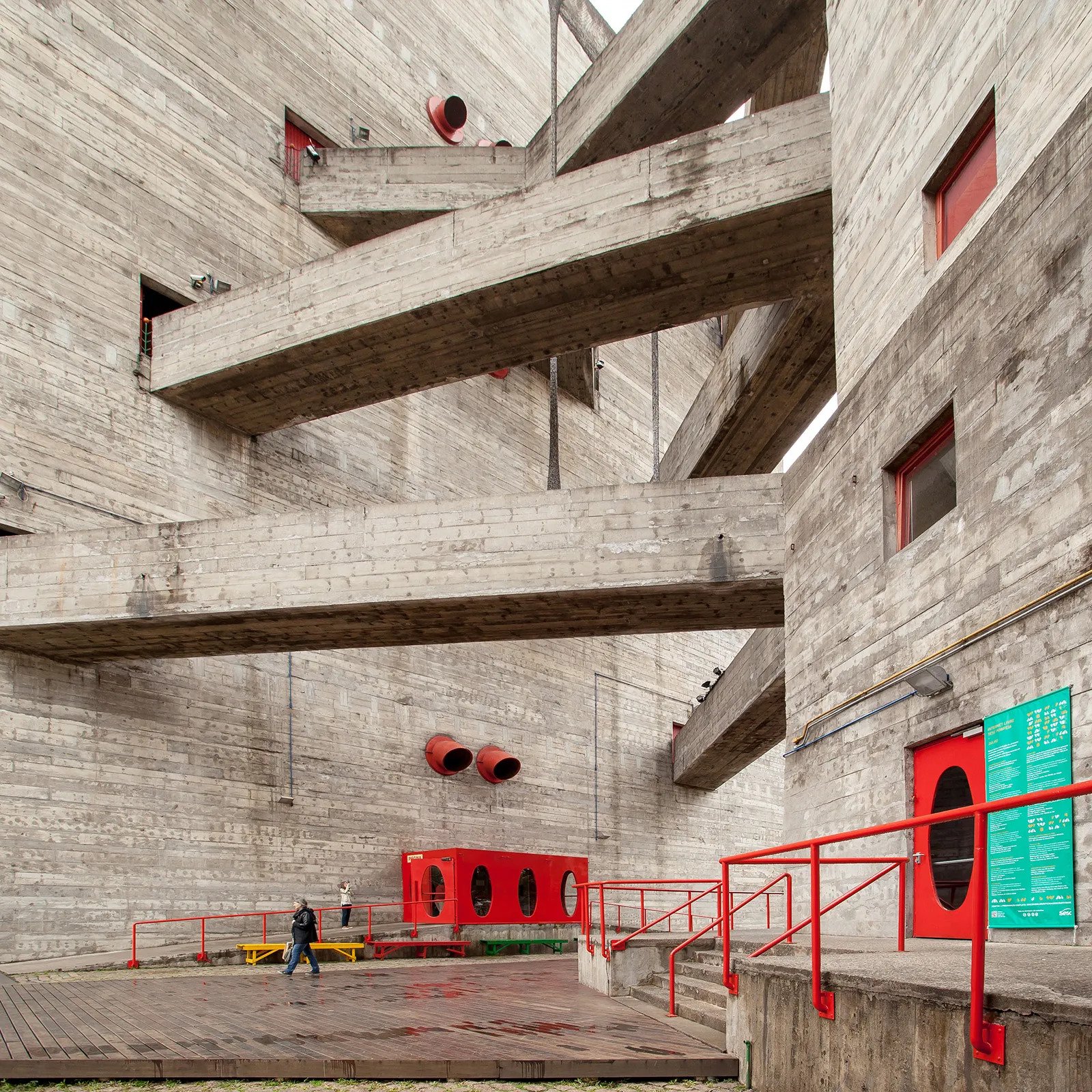 Open visitor circulation area facing Sesc Pompeia’s elevated concrete walkways, entered through Rua Clélia 93 during public opening hours.